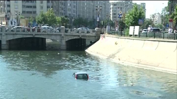MAȘINĂ CĂZUTĂ ÎN APĂ. Șoferul a reușit să iasă singur - masinadambovita06610600-1519133710.jpg