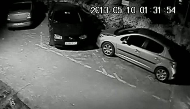 Mașină ciuruită de gloanțe, pe un mare bulevard. Proprietarul crede că el a fost ținta! - masinadistrusa69983500-1368255423.jpg