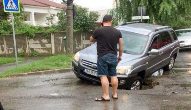 IMAGINEA ZILEI / Un șofer a rămas cu mașină suspendată într-o groapă din asfalt - masinagroapa700x336-1533193123.jpg
