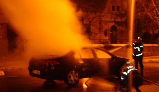Trei mașini de lux, mistuite în cartierul Coiciu - masinaincendiata-1320053099.jpg