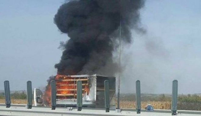 Camion în flăcări pe autostradă. Circulația a fost oprită - masinaincendiuautostrada11696x33-1508065447.jpg