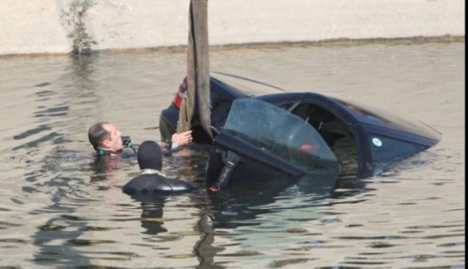 Tragedie rutieră / Doi oameni morți, după ce au aterizat cu mașina în apă - masinaindambovita1620x4003900130-1490731278.jpg