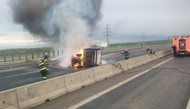 Maşină în flăcări pe autostrada A4, în apropiere de Agigea - masinainflacari-1640008404.jpg