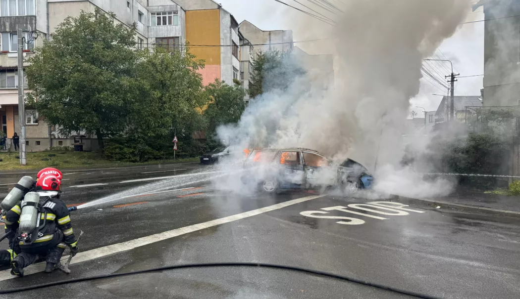 Un șofer a scăpat ca prin minune din mașina cuprinsă de flăcări - masinainflacarilasibiu-1773730042.webp