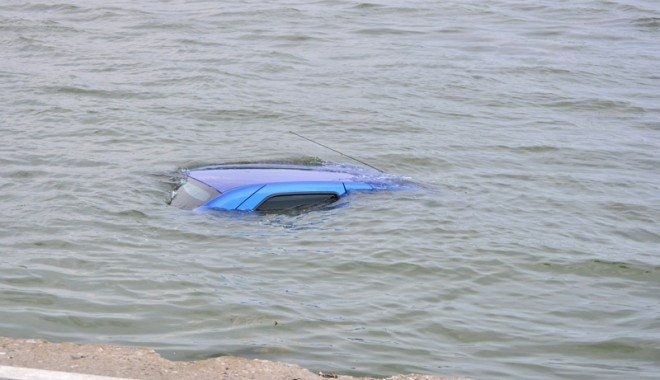 Mașină căzută în lacul Tăbăcărie - masinainghioltabacarie-1371223565.jpg