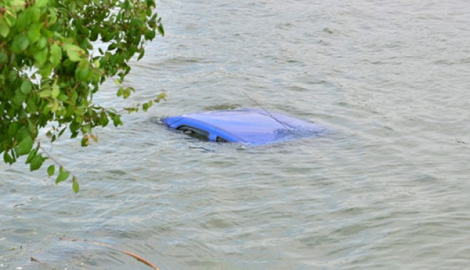 Mașină căzută în lacul Tăbăcărie - masinainghioltabacarie1-1371223492.jpg