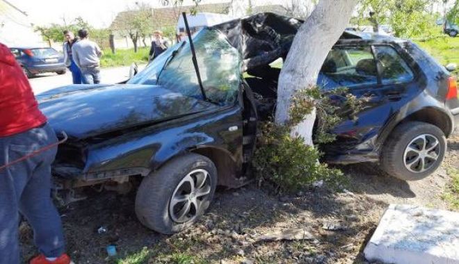 Tânăr în stare gravă după ce a intrat cu mașina intr-un pom - masinainpom-1632315066.jpg