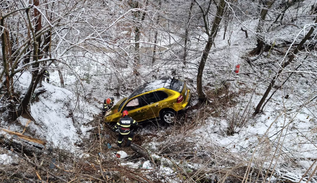 Mașină prăbușită într-o râpă și cinci răniți după un accident rutier - masinainrapa-1772784891.webp