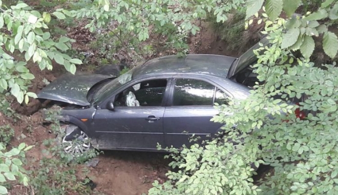 GRAV ACCIDENT RUTIER! Trei VICTIME, după ce mașina în care se aflau a căzut într-o râpă de aproape o sută de metri - masinainrapa750x430-1506798033.jpg