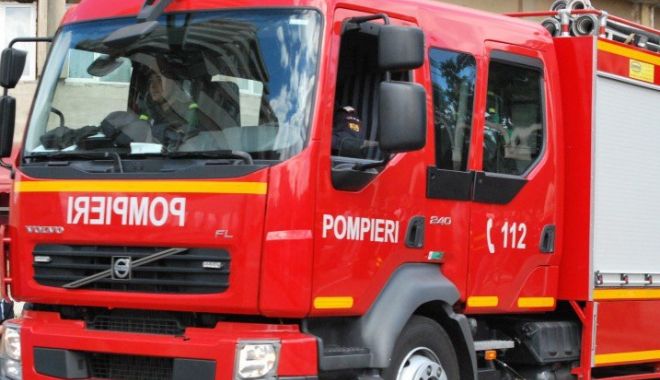 Pompieri răniți după ce o autospecială ISU a fost lovită în plin de un șofer neatent - masinainterventiepompieri2-1530353930.jpg