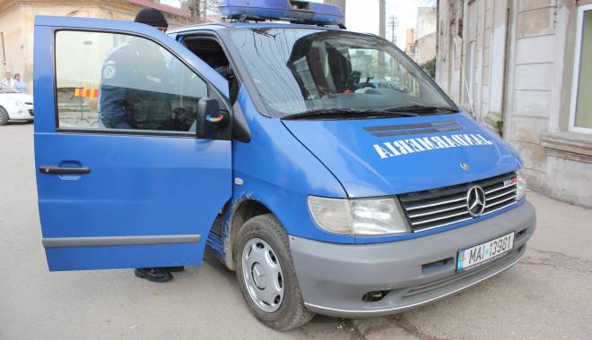 Peste 200 de jandarmi prezenți zilnic pe străzi - masinajandarmerie-1426256801.jpg