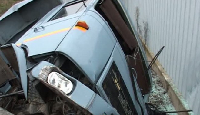 VIDEO/ La un pas de tragedie. Mașina Jandarmeriei s-a răsturnat într-un șanț și a lovit o țeavă de gaz! - masinajandarmerie03226800-1351772844.jpg