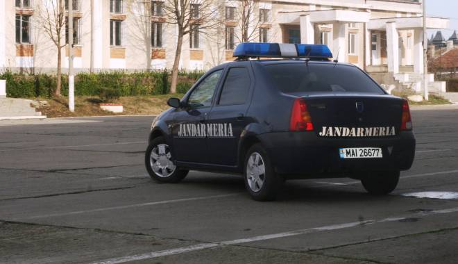 Geantă uitată în parc, returnată proprietarei de o jandarmeriță - masinajandarmeriestatiereceptiep-1422347914.jpg