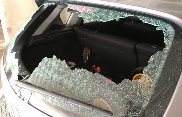 Atac violent asupra mașinilor. Indivizii au folosit răngi și pietre pentru distrugeri - masinalunetasparta620x400-1773643923.webp