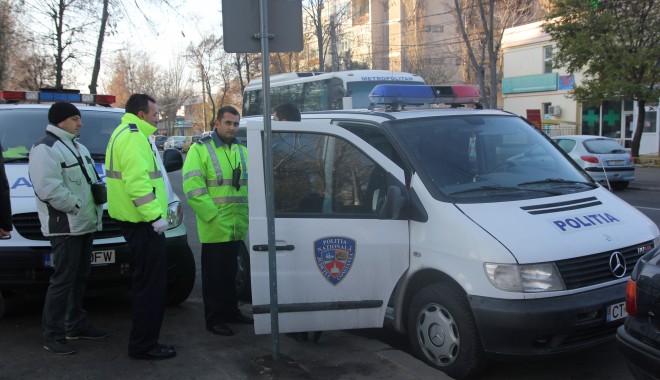 Trei autoturisme cu ITP-uri false, descoperite în PTF Negru Vodă - masinamasinipolitie-1390388355.jpg