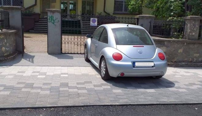 Mașină, parcată pe trotuarul proaspăt refăcut. Șoferul a fost amendat - masinaparcata-1589978944.jpg