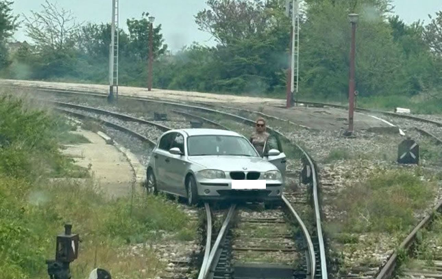 Oficial de la IPJ Constanța: Șoferița care a ajuns pe calea ferată la Eforie era băută - masinapeliniadetren-1746885559.png