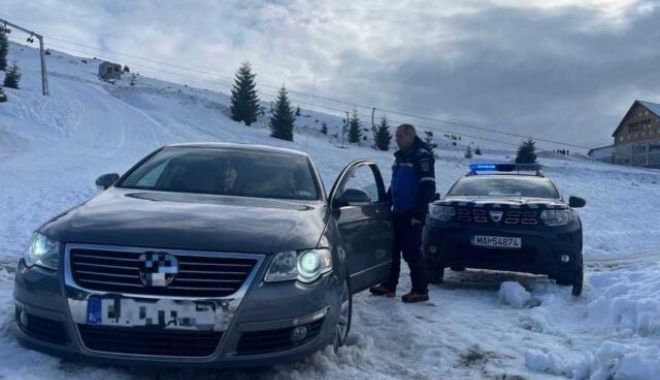Un turist a intrat cu mașina pe două pârtii pentru că nu voia să care bagajele până la cazare