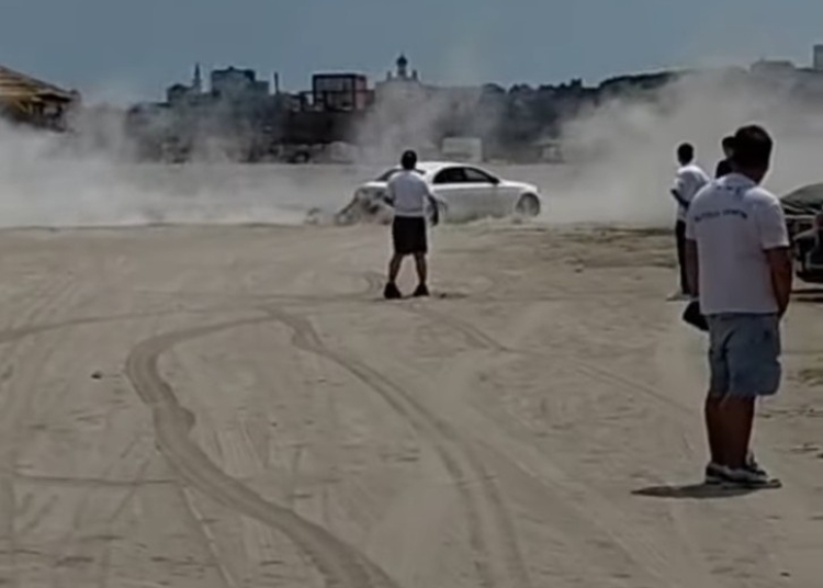 Nesimțire fără margini! A intrat cu bolidul pe plajă să facă drifturi