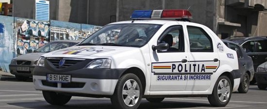 Un șmecher cu mașină de lux a agresat polițiștii care l-au oprit în trafic - masinapol-1310284724.jpg