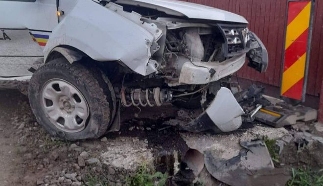 Maşină a Poliţiei Locale, furată și distrusă într-un accident de un tânăr băut și fără permis