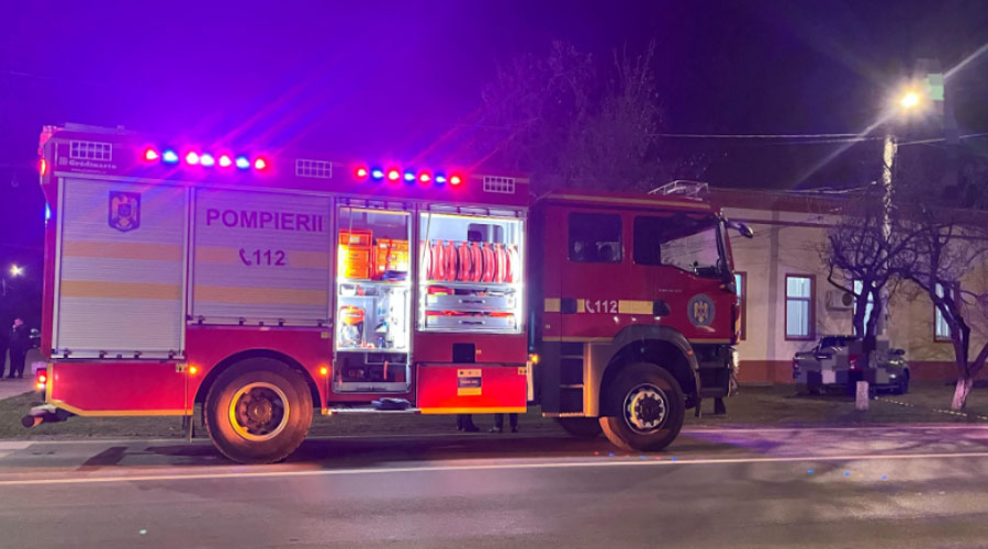 Incendiu la locomotiva unui tren cu motorină. Pompierii au intervenit de urgență - masinapompieri-1780897059.webp