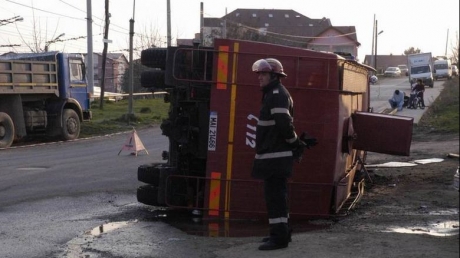 Patru pompieri, răniți după ce autospeciala în care se aflau s-a răsturnat - masinapompieri03167700-1313995431.jpg