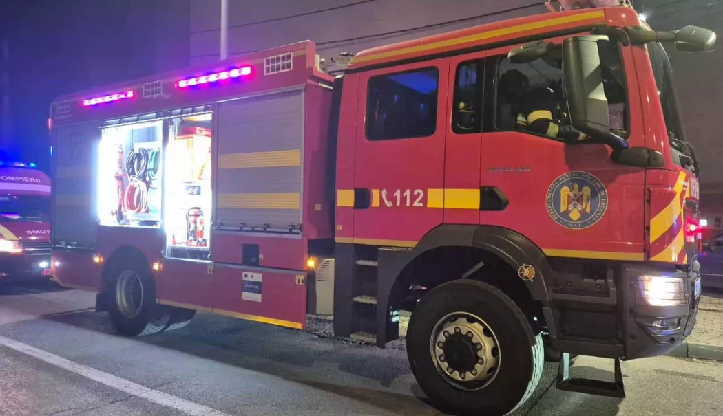 Alertă la Hârșova! Incendiu izbucnit la coșul de fum al unei locuințe de pe strada Ana Ipătescu - masinapompieriinoapteaalba24-1767038314.webp