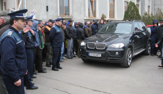 TENSIUNI / Mașinile directorilor APC, atacate cu ouă. Popa a fugit de protestatari - masinaport-1334131144.jpg