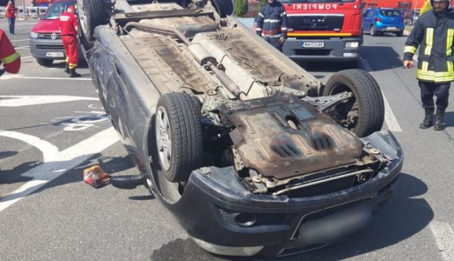 Accident în parcarea unui supermarket. O mașină, răsturnată - masinarasturnata06865000-1559130660.jpg