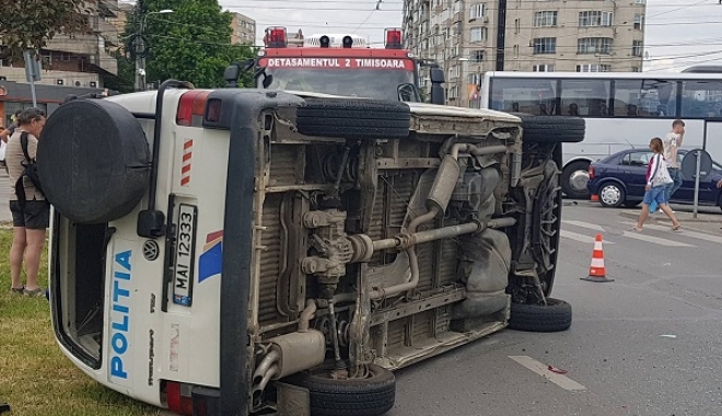 MAȘINĂ DE POLIȚIE RĂTURNATĂ ÎN TRAFIC. O șoferiță nu i-a acordat prioritate - masinarasturnata4-1496985350.jpg