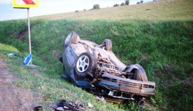 Tragedie de proporții! Tânăr de 18 ani, mort într-un cumplit accident rutier - masinarasturnata640x360-1496662892.jpg