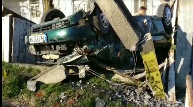 Băiat de 17 ani la volan, mașină răsturnată. Două fete, victime - masinarasturnata65660800-1490786735.jpg