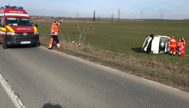 Mașină răsturnată pe câmp, din cauza vitezei! - masinarasturnatasursaipjcta-1580499448.jpg