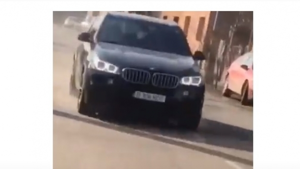 Dosar penal pentru un băiat de 15 ani, filmat în timp ce conducea o mașină - masinatm89072900-1550827907.jpg
