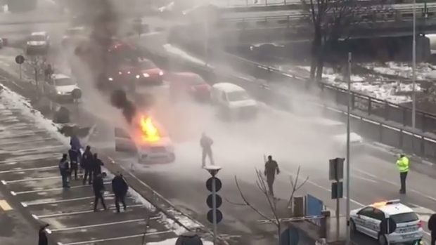 VIDEO / PANICĂ LA MALL. O mașină a ars în întregime - masinatorta4544675000-1484738193.jpg