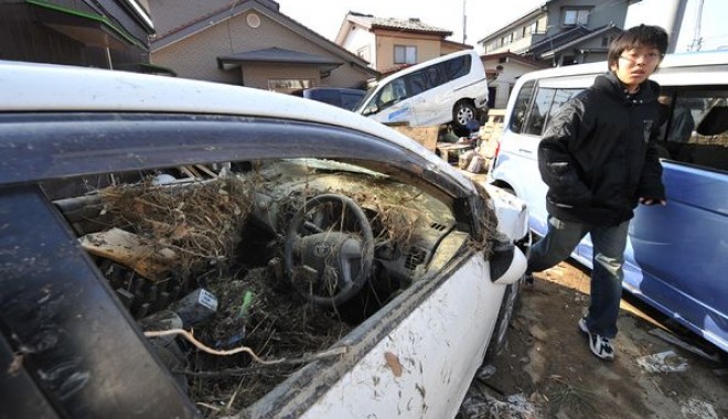 Zeci de mașini avariate de tsunami împânzesc Japonia - masini-1334178285.jpg