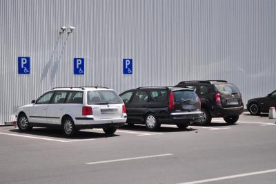 Mașină lovită de un glonț, în parcarea unui supermaket din Militari - masini-1348156837.jpg