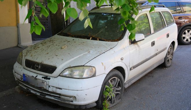 Administrația locală, cu ochii pe vehiculele lăsate în paragină pe străzile Constanței - masiniabandonate2-1588611436.jpg
