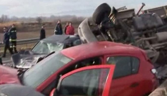 ACCIDENTE ÎN LANȚ în Grecia: un mort, 22 de răniți - masiniaccidentlant78392600-1358877025.jpg