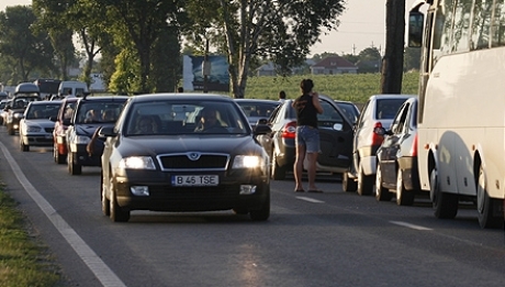 Accidente în lanț și circulație bară la bară spre litoral RUTE OCOLITOARE - masiniblocatetrafic55861000-1313226485.jpg