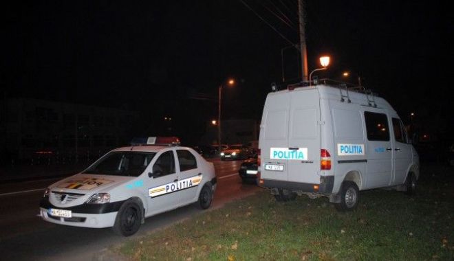 TRAGEDIE LA TULCEA! Și-a împușcat iubita în magazinul în care lucra, după care s-a sinucis, CREZÂND CĂ A OMORÂT-O - masinidepolitienoapteapolitiecri-1541666009.jpg