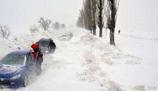16 persoane înzăpezite, la 3 km de punctul de trecere a frontierei Vama Veche, către Constanța - masiniinzapezite-1519673878.jpg