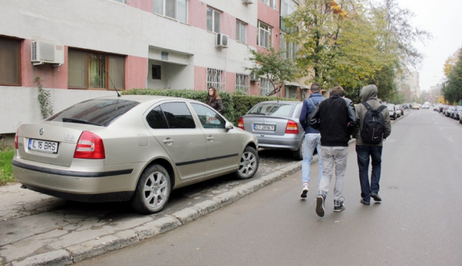 Parcarea mașinilor pe trotuar, INTERZISĂ! Ce vor face șoferii din Constanța? - masiniparcaretrotuat-1468427287.jpg