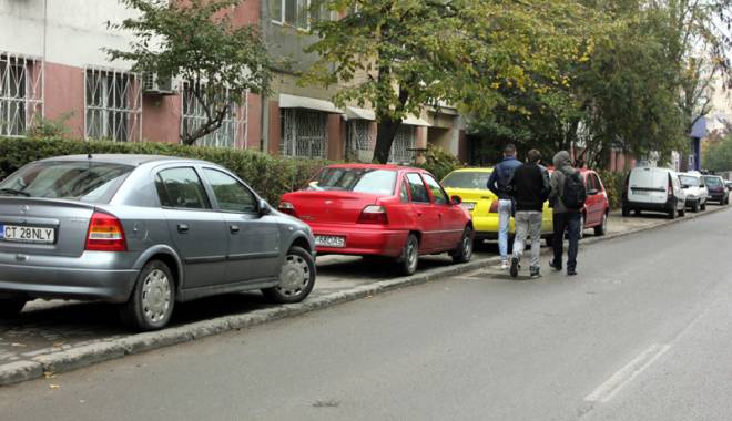 CONSTANȚA SE SUFOCĂ / Cum va fi rezolvată problema parcărilor în oraș. Primăria are un plan de acțiune - masiniparcatepetrotuar18-1453130775.jpg