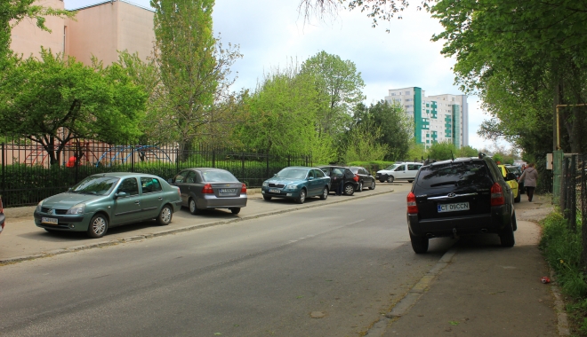 Vreme închisă și ploaie slabă, duminică, la Constanța - masiniparcatepetrotuar7-1477212452.jpg