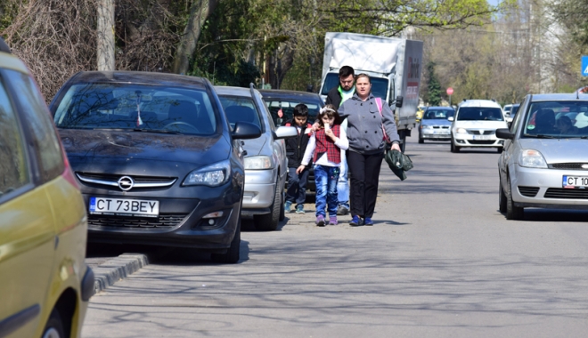 Cum vrea Primăria Constanța să rezolve problema locurilor de parcare - masiniparcatepetrotuar9-1493313389.jpg