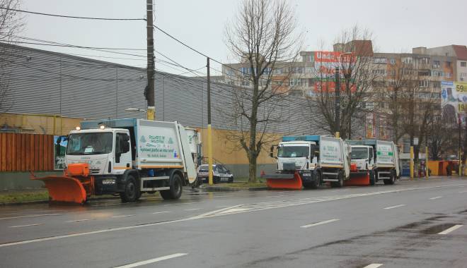 COD PORTOCALIU de viscol, la Constanța / Sărărițele împrăștie material antiderapant - masinipolarisinterventiezapada1-1453044922.jpg