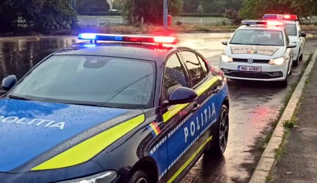Un șofer vitezoman a făcut ravagii. Patru mașini distruse și doi răniți - masinipolitie-1774594270.webp