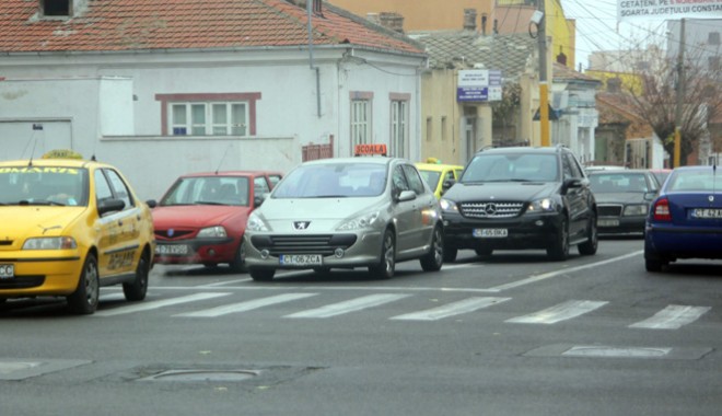 De luni poți recupera o parte din taxa auto. Află cum - masinitrafic22-1326385966.jpg